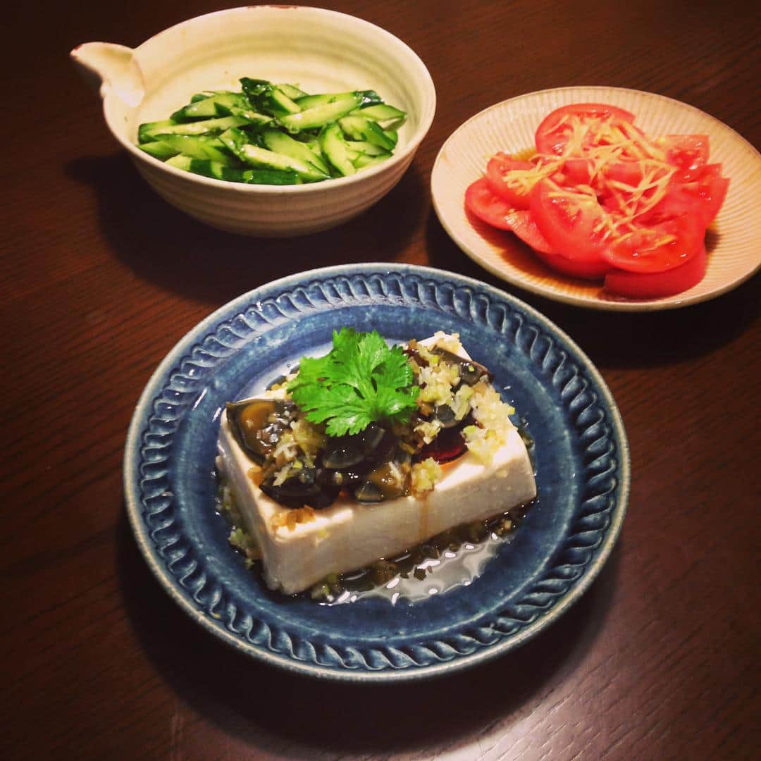 のインスタグラム：「お屠蘇代わりの日本酒が効いて家族揃ってすっかり寝こけてしまった元日。それでもお腹は空いたようなので晩ごはん。 まずはピータン豆腐、甘酢トマト、胡瓜のサラダでスタート。 #元日 #お正月 #晩ごはん #野菜多め #母の味」