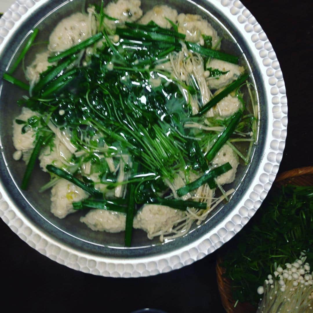 のインスタグラム：「メインは我が家の定番、搾菜入り鶏団子鍋。水菜、豆苗、ニラ、エノキと青菜たっぷり。辣油入りのポン酢、豆板醤＋塩＋パクチーで食す。 #元日 #お正月 #晩ごはん #定番鍋 #母の味」