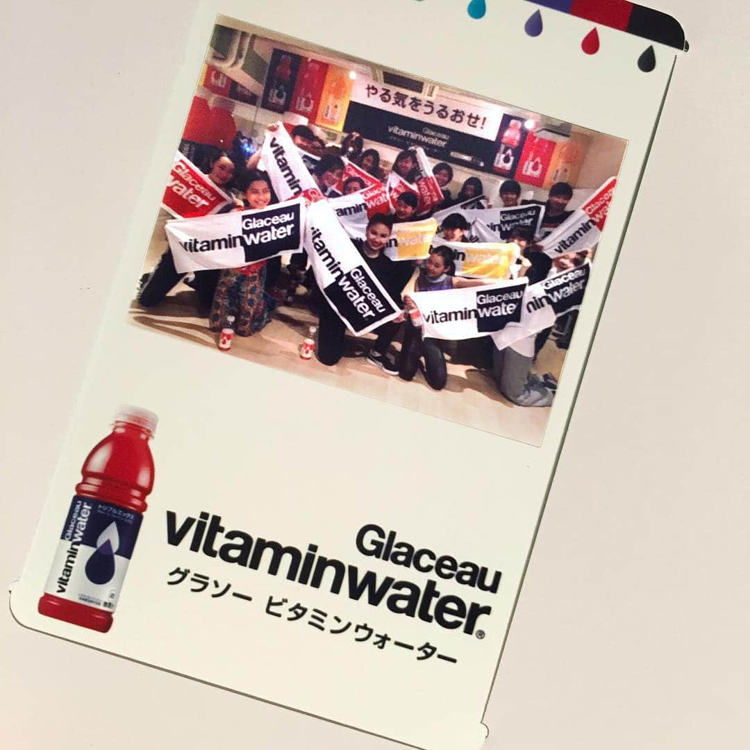 グラソー ビタミンウォーターさんのインスタグラム写真 - (グラソー ビタミンウォーターInstagram)「この一瞬を持って帰ろう📸  なんと、その場で写真シールがもらえちゃう😆✨ 渋谷徒歩1分のレンタルスタジオ HATCH!!で、#グラソーダンススタジオ をつけてつぶやくとGETできるよ🎁 予約はグラソーinstagramのプロフィールページをチェック！ #グラソーダンススタジオ  #グラソー #ダンス」12月18日 11時59分 - glaceau_jp