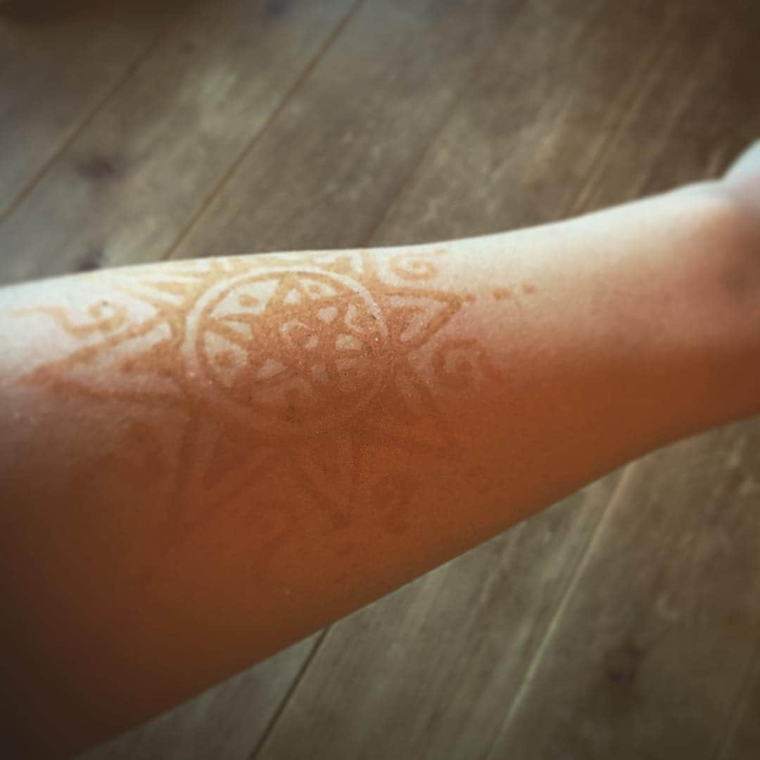 野中生萌さんのインスタグラム写真 - (野中生萌Instagram)「🌞henna tattoo...I drew this.  #太陽イメージしてやってみた  #左右対称系 #まぁ #左右対称じゃないけどさ #ヘナタトゥー」12月18日 15時25分 - nonaka_miho