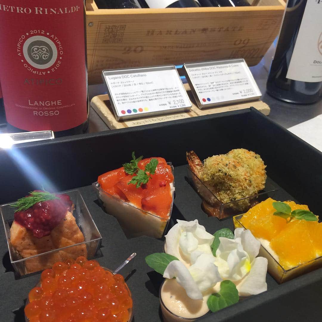 石井秀代のインスタグラム：「x'mas appetizer box can get @ooji salmon #王子サーモン #銀座本店」