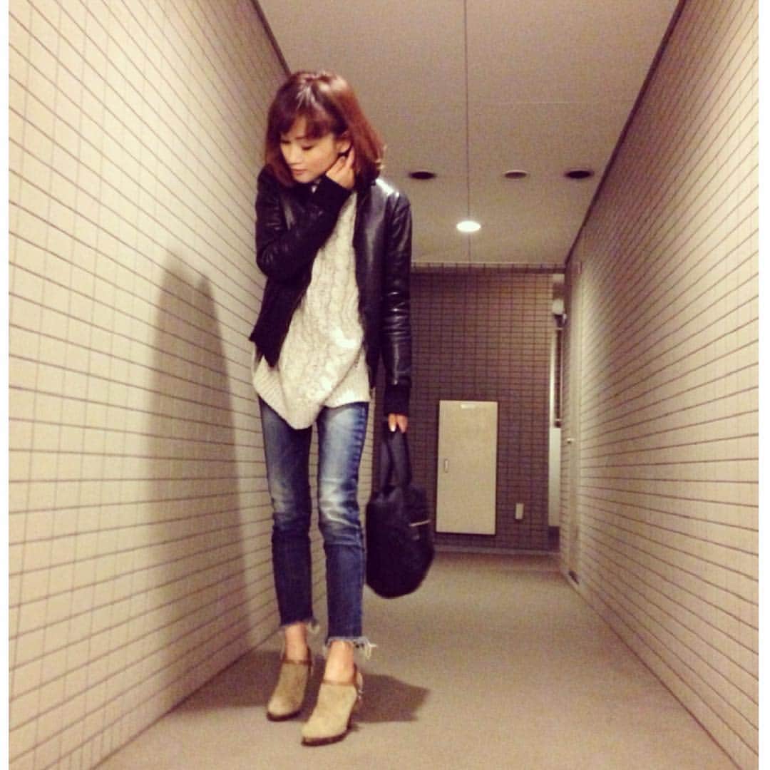 shenaaa16のインスタグラム：「⠒̫⃝*** ✫ 都内も少しずつ、 寒くなってきたので…❄️ ✫  暖かニットに 革のジャケットで… #今日のコーデ ✫」