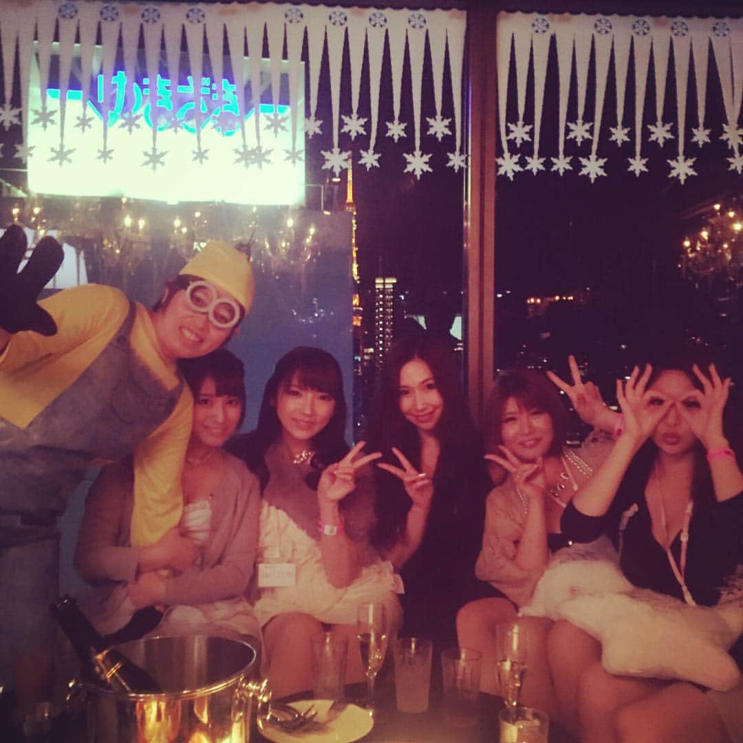 佐山愛のインスタグラム：「MOODYZグループ忘年会！！ 左から、ともこプロデューサー(ミニオンズver)、#初川みなみ #神咲詩織 #佐山愛 #推川ゆうり #めぐり  #MOODYZ #OPPAI #溜池ゴロー #忘年会」