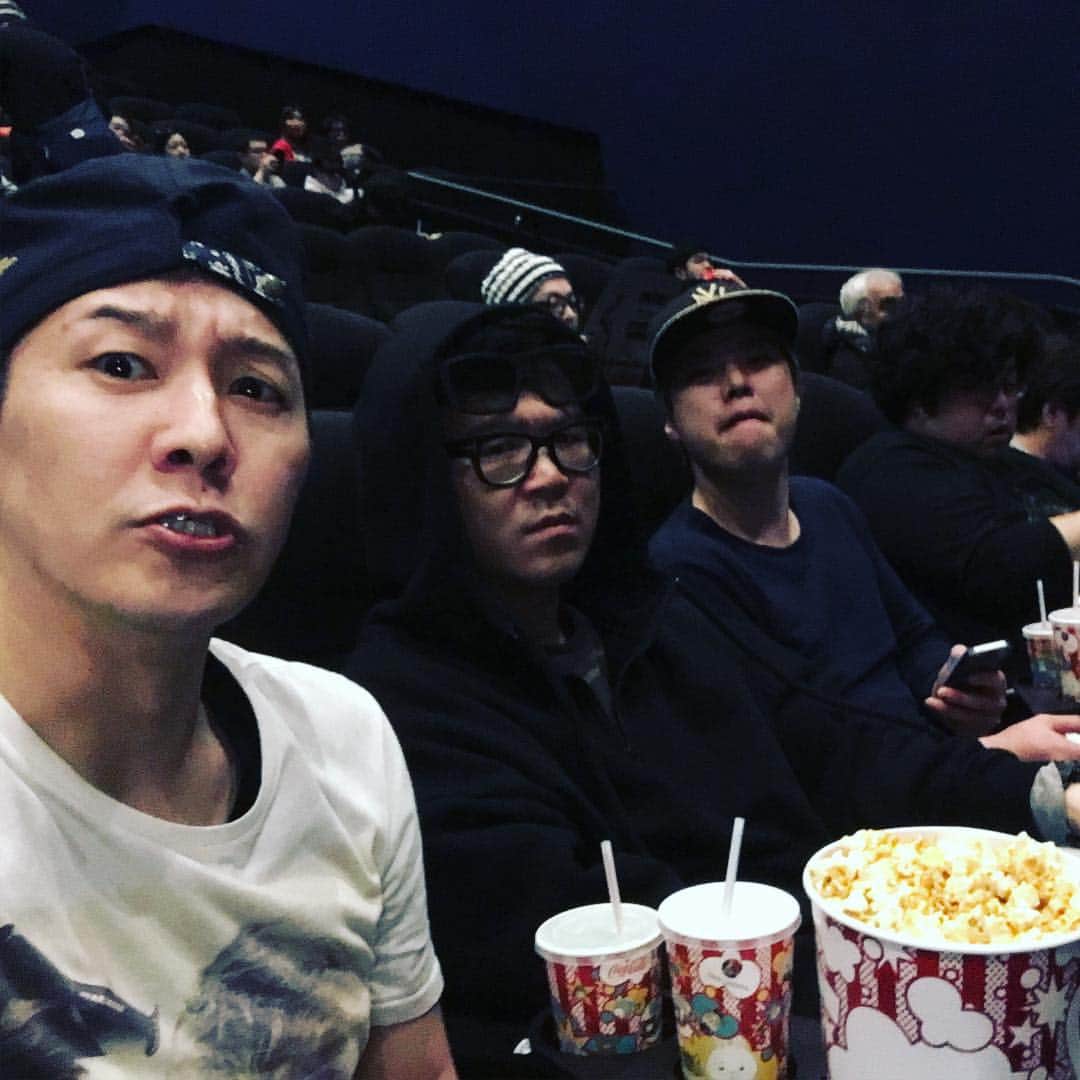 長田庄平のインスタグラム：「さぁ遥か彼方で戦争だ！！ #スターウォーズ #初日！！ #デブは端っこ #フォースと共にあらんことを」
