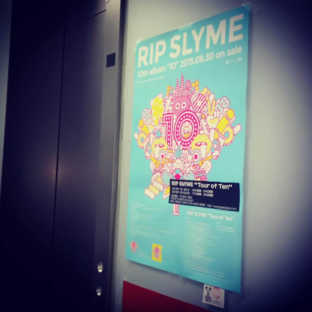 RIP SLYMEさんのインスタグラム写真 - (RIP SLYMEInstagram)「【Ripstagram : vol.107 テレビ朝日 宇田川俊介】RIP SLYME“Tour of Ten”の日本武道館公演を担当しております、テレビ朝日イベント事業センターの宇田川です。今回は、社内に掲載しているポスターの一部をUPしました！六本木にある本社7階のエレベーターホールに掲載中！7階は食堂があるフロアで、毎日たくさんの関係者が行き交います。  最後に大事なお知らせを… 先日、RIP SLYMEさんのインタビューを撮影してきました！こちらの様子は、日本武道館公演直前の１月８日（金）の夜に「イベ検」（関東エリアのみ）という番組内で特集する予定です。そちらもぜひチェックしてみて下さい！  現在、ツアーで日本全国を縦断しているRIP SLYMEさんですが、日本武道館公演も楽しみにしています！  宇田川 俊介 (テレビ朝日) #ripslyme #ripstagram #tour_of_ten #TV朝日 #テレ朝 #イベ検 #関東エリア #でのオンエアですが #直前特集なので #是非関東エリアの皆様 #チェックしてみて下さい！#武道館まで #あと3週間 #いいね1000件プレゼント #ただいま実施中」12月19日 3時44分 - rip_slyme