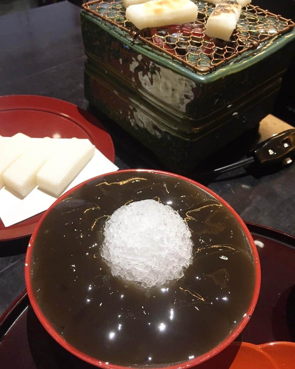 白田久子さんのインスタグラム写真 - (白田久子Instagram)「🍡🍵ここの『わらび餅』絶品😋 寒いから熱々のお餅も焼いちゃいました💓 #ぎおん徳屋  #わらび餅 #焼餅  #3時のおやつ  #原宿」12月19日 17時27分 - hisako_shirata