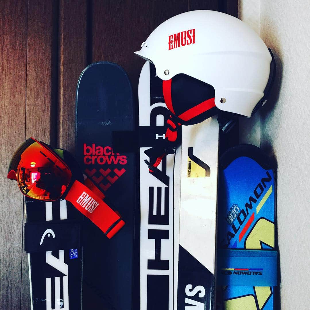 田村幸士さんのインスタグラム写真 - (田村幸士Instagram)「#kojiski EMUSI new goggles&helmet  マットホワイトがいい感じ！  #goggles #skihelmet #emusi #ski #blackcrows #headwhatsyourlimit #salomon #sallot #backcountry #alpineskiing #freeski  #スキー #ヘルメット #ゴーグル #エムシ #サロモン #サロット #アルペンスキー #バックカントリー #アウトドア #私をスキーに連れてって」12月19日 11時08分 - kojimg