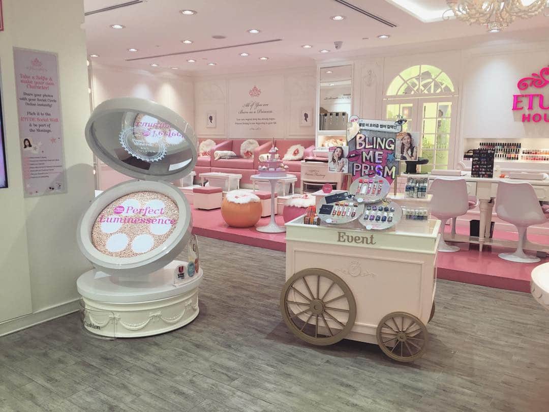 Ella Freyaのインスタグラム：「Can I live in this store ;^; ?? #etudehousesg」
