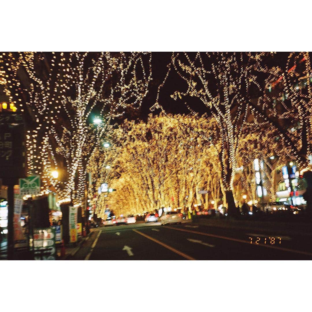 須賀健太のインスタグラム：「1番クリスマスを感じるのは。 ケーキでもサンタさんでもなくて… ケンタッキーのCMである。 今も昔も。」