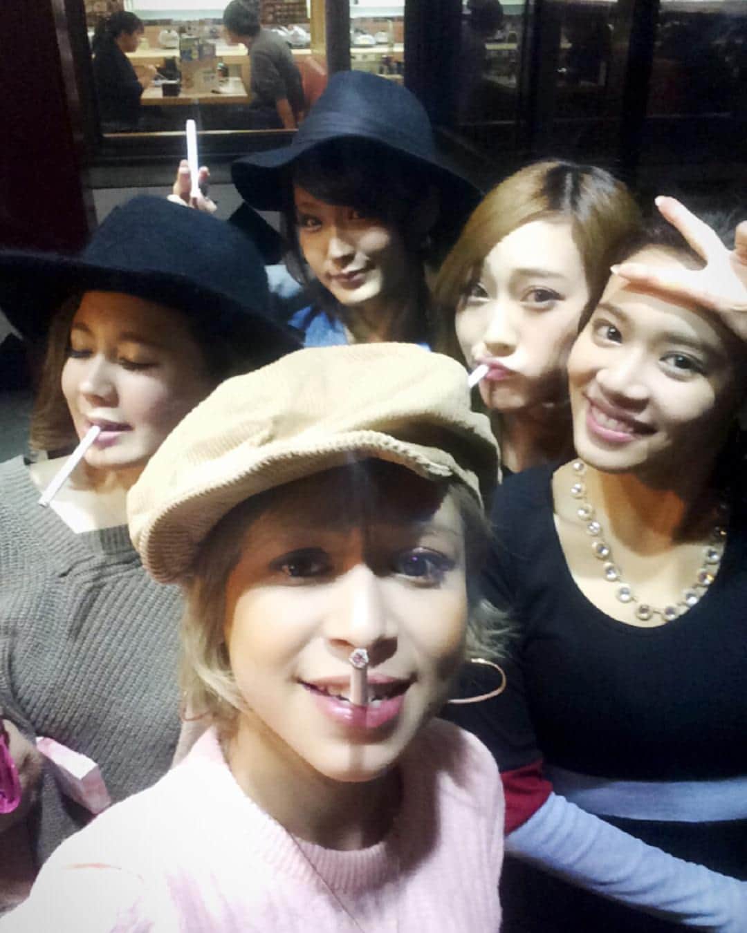 間宮梨花さんのインスタグラム写真 間宮梨花instagram 妹たち不良すぎ こわい ゆり あいこ あおい あんな めろゎタバコ吸わないからお留守番 12月19日 22時38分 Rika Aizawa0329