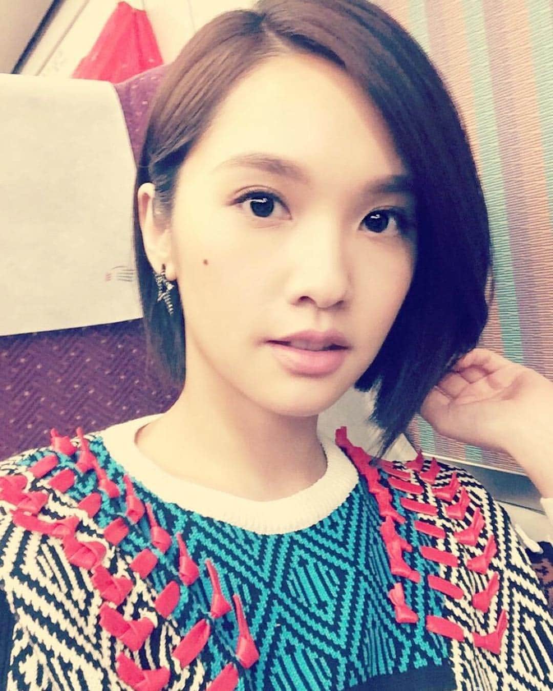 レイニー・ヤンさんのインスタグラム写真 - (レイニー・ヤンInstagram)「【来自杨丞琳微博】：在高鐵上自拍耍酷，但唱歌時開心的不得了，落差真大！哈～台中的天氣很舒適，觀眾很熱情！頭髮修短了些，開心！(P.S 請原諒我偷圖)  #rainie #rainieyang #杨丞琳 #yangchenglin」12月20日 2時02分 - tuaslu