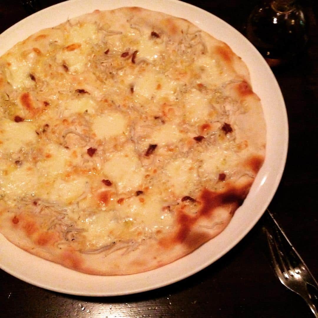 志摩有子さんのインスタグラム写真 - (志摩有子Instagram)「ここに来たら絶対注文するのが、シラスとアンチョビのピッツァ。薄くてパリパリなのに味わい深い。いくらでも食べられちゃう💛 #ピッツァ #シラス #シラスのピッツァ #名物」12月20日 20時56分 - ariko418