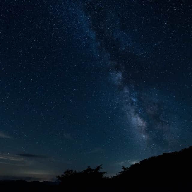 オムのインスタグラム：「* * Sparkle video. * * * 初めて動画を載せます。 夏に撮った拙い動画ですけど、見てください。 * 最近は、仕事の移動中に助手席で寝てたら居眠り運転の夢を2度見ました。アッと声を出して目が覚める瞬間が恥ずかしいです（笑）けど、生きてて良かった。疲れてませんよw * 今は色んな人と色んな話をしたい。そして、そんな時間を楽しめたら良いなと思ってます。 * 動画系のタグって何あります？ * #instamood #instagood #movilgrafias #magic__photography #master_shots #movienight #movietime #moving #Nikon_Photography_ #nature_perfection #naturelovers #NatureAddict #nikonphoto_ #princely_shotz #pro_shots #PGdaily #pro_ig #simplyadventure #shootingstar #shotaward #stars #tokyocameraclub #team_shimane #team_shimane #world_beautiful #webstapick #東京カメラ部 #ぴこぴこしりーず #timelapse #aovfilms」