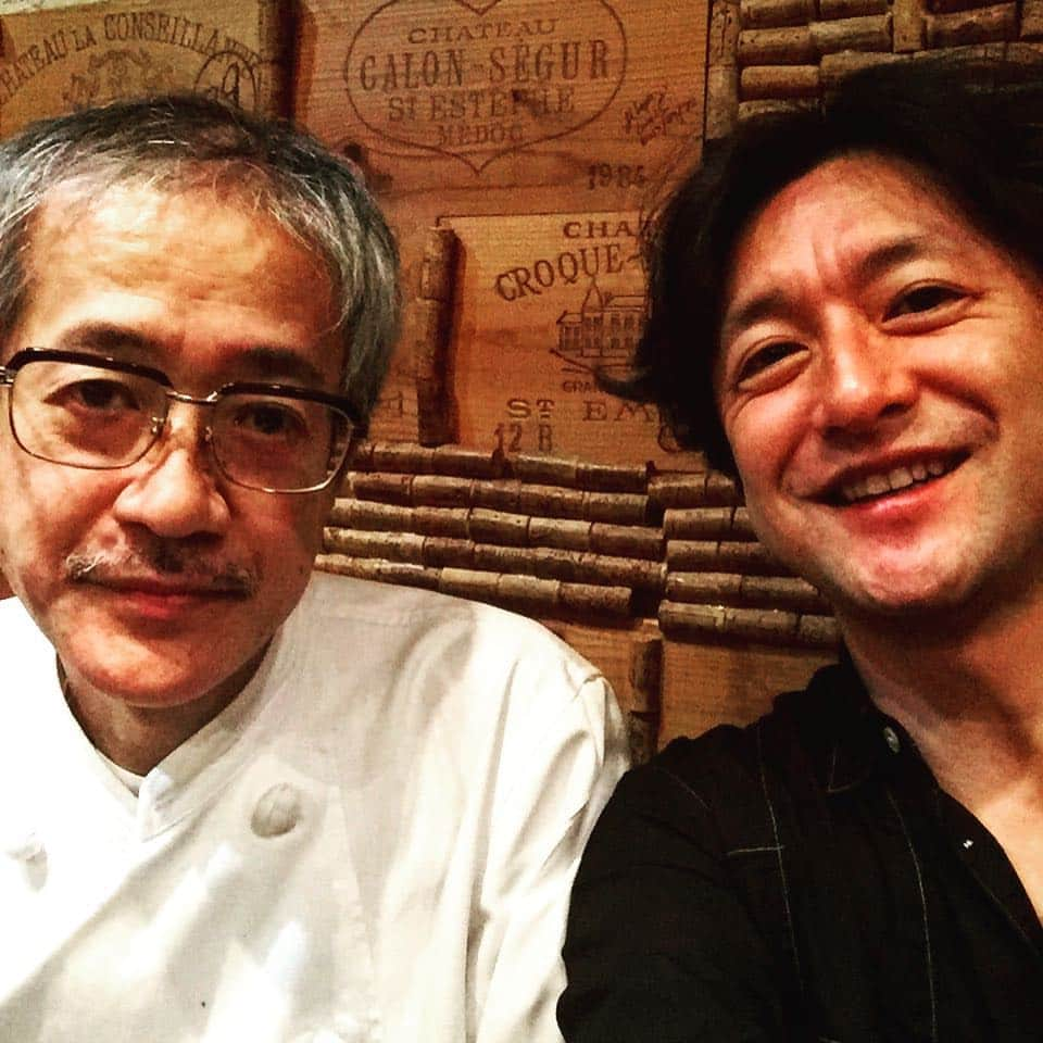 石丸幹二さんのインスタグラム写真 - (石丸幹二Instagram)「10年振りに堪能 札幌でお世話になっていた 札幌のムッシュとマダム(シャイで映らない)を訪ねる ワインの箱とコルクの栓の壁を前に  ご馳走様 #kanjiishimaru  #石丸幹二  #札幌 #ワイン #ビストロ・ルプラ」12月20日 22時43分 - team_kanji_ishimaru