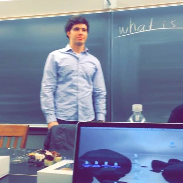 グラハム・フィリップスのインスタグラム：「senior history major and still don't know ¯\_(ツ)_/¯」