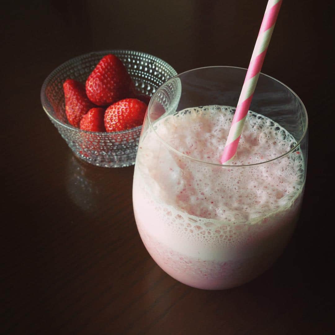 志摩有子さんのインスタグラム写真 - (志摩有子Instagram)「GM。いよいよ今年も今週で仕事納め。朝フルーツはいちごミルク🍓甘みはアガベシロップで。美味しくてにんまり。忘れ物しないようにしなくちゃ。 #GM #朝フルーツ #イチゴ #いちごミルク #アガベシロップ」12月21日 9時19分 - ariko418