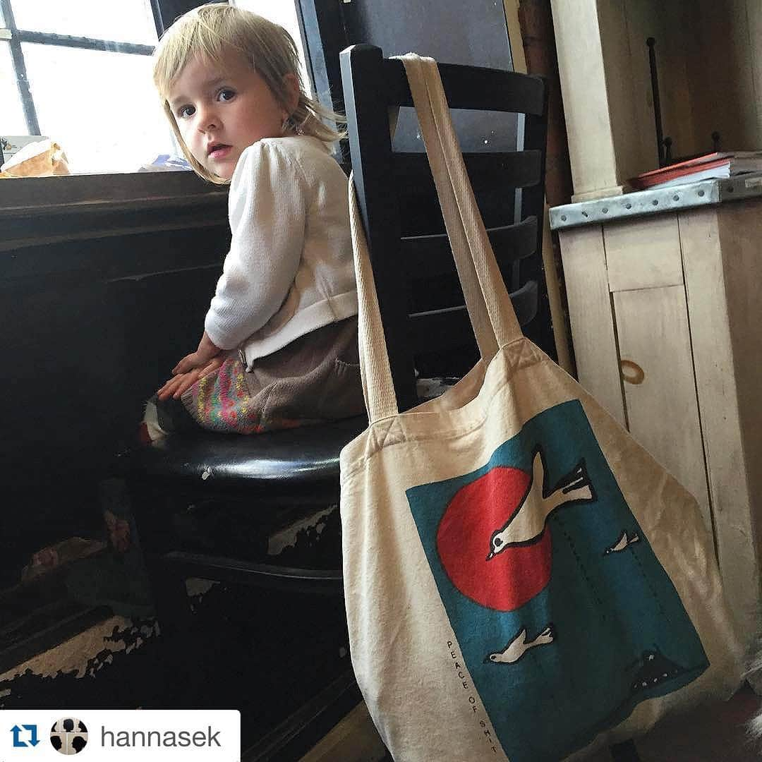 下條ユリさんのインスタグラム写真 - (下條ユリInstagram)「#Repost @hannasek ・・・ Lily#and#my#favorite#bag#by#yurishimojo ****************** Peace of Shit tote bag and a beautiful girl I found on IG.  We thought about what #PEACE is, what #SAFETY is in all over the world this year. And we know that those words never be real in the same speech with #WAR. May your PEACE be with you ❤️ #PeaceOfShit_art serigraph poster at NewYork #ArtForTibet charity auction till today !  #GivePeaceOfShitAChance ・  今年は(も) #平和 って、#安全 ってなんだろう？をたくさん考える年でしたね。平和と安全は決して #戦争 とは一緒に語れません。可愛らしい女の子と"Peace of Shit 〜戦争なんてクソ喰らえ"の#トートバッグ がどなたかのIGでアップされていました。東京 #西荻窪 の @N.Harvest さんでも扱っていただいております。感謝。ピースなクリスマスプレゼントにいかがでしょうか？ 京都 #ホホホ座 ではおかげさまで大人気ポスターも増刷しました！(通販もあるよ) ・ ・  #birdfish_organiccotton at #NHarvest #totebag #OrganicCotton #GivePeaceOfShitAChance #YuriShimojo #下條ユリ #戦争なんてクソ喰らえ」12月21日 19時35分 - yurishimojo