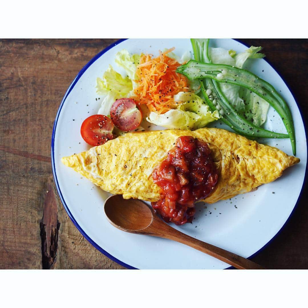 kaumo_kitchenのインスタグラム：「#regram  #kaumo #カウモ photo by@fujifab12  #オムライス#お昼ごはん#ランチ #おうちごはん#トマトソース#ケチャップ #サラダ#falconenamelware#lunch #ketchup#tomato #foodpic」
