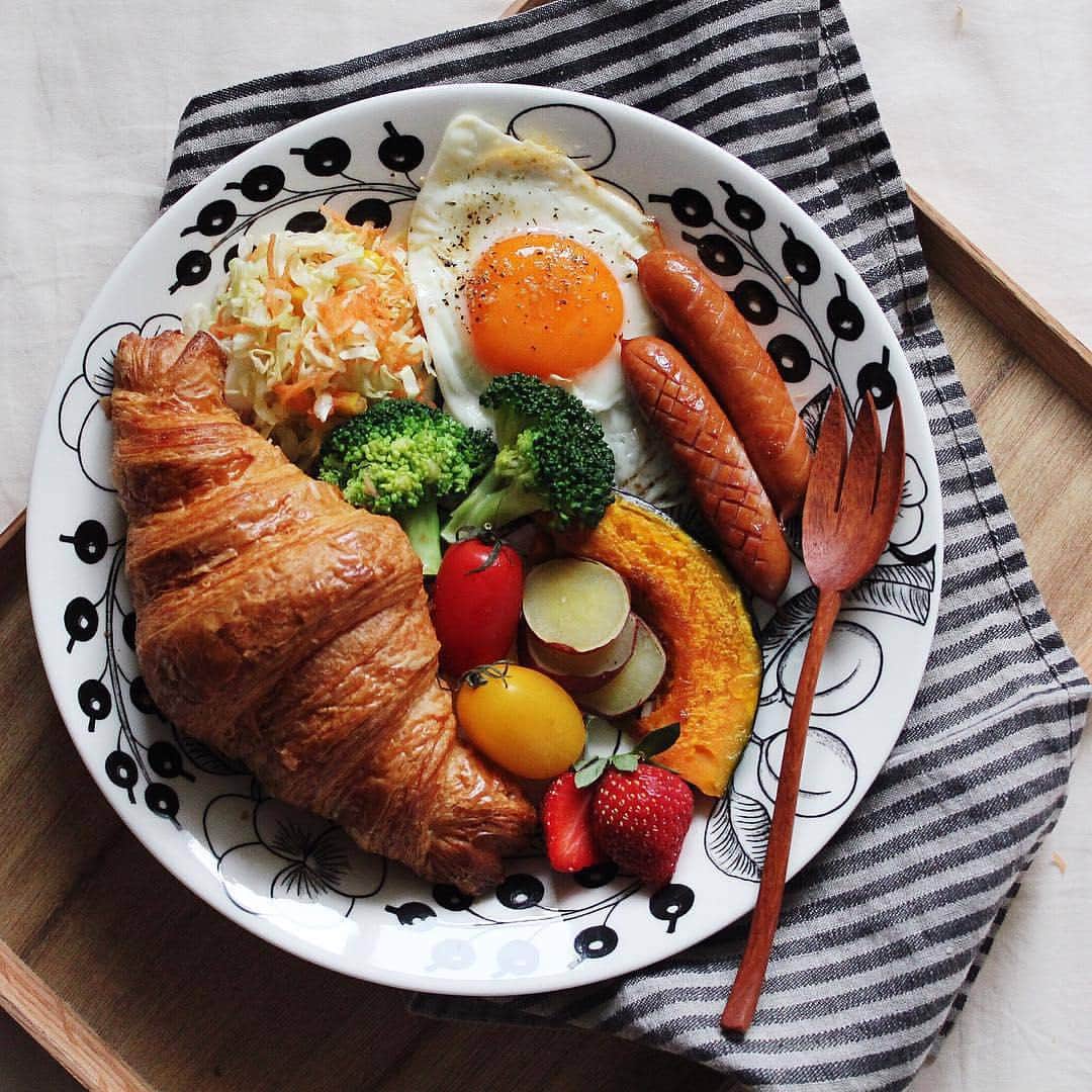 kaumo_kitchenのインスタグラム：「#regram  #kaumo #カウモ photo by@miki______k  #VSCOcam#朝ごはん#おうちごはん #朝ごパン#クロワッサン#ワンプレート #ブラパラ#アラビア#IGersJP #lin_stagrammer#KAUMO#breakfast」