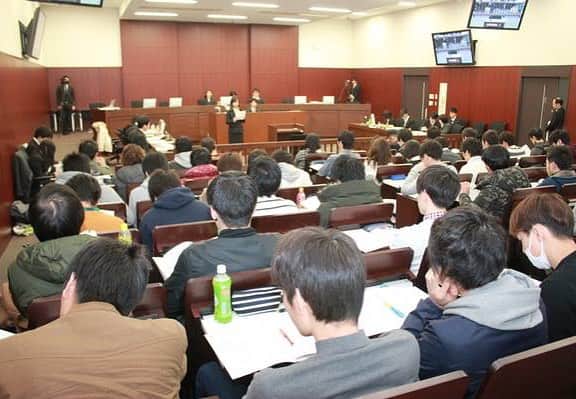 神戸学院大学さんのインスタグラム写真 - (神戸学院大学Instagram)「法学部角森ゼミ恒例の公開模擬裁判が12月20日、ポートアイランドキャンパスの法廷教室で開催されました。今年のテーマは「働くということ」。第1部は、勤務してわずか2か月で過労自殺した若い女性の両親が、勤務先の会社に安全配慮義務違反などの過失があったとして起こした損害賠償請求事件です。角森ゼミ生が裁判官、原告側、被告側の代理人、証人役を務め、執行倒産法Ⅱの受講生や一般の方が傍聴しました。自殺した女性の元同僚として証人役を務めた古澤佑貴さんは、過酷な勤務と休日の強制的なボランティア参加などで追い詰められた女性のことを思い、時折声を詰まらせるなど迫真の演技でした。第2部は「出産育児と仕事の両立」。いずれも、実際の事件をモデルにしたものでした。  #神戸学院大学 #神戸学院 #ポートアイランドキャンパス #法学部 #模擬裁判 #角森ゼミ」12月22日 11時01分 - kobegakuin_university_koho