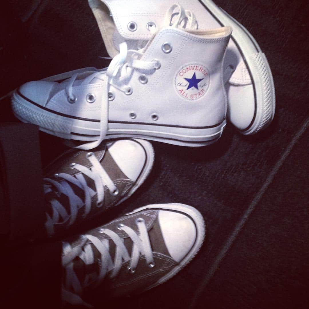 金子綾さんのインスタグラム写真 - (金子綾Instagram)「ずっと欲しかった白コンバースをゲット。 今日もコンバースを履いてリースに。  ちなみにコンバースはハイカットが好き。 #converse #今年の靴の買いおさめ #多分…」12月22日 12時54分 - ayaaa0707