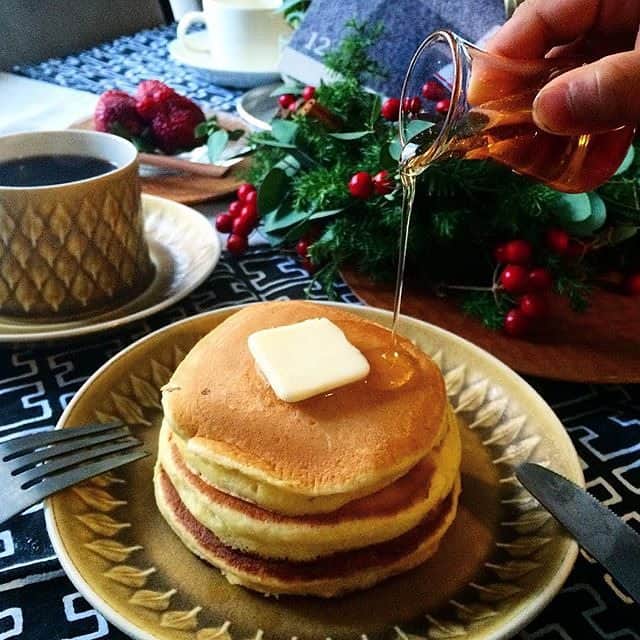 kaumo_kitchenのインスタグラム：「#regram#kaumo#カウモ Photo by@amimao #朝ごはん#朝ごパン#朝食#おうちごはん#おうちカフェ#breakfast#onthetable#onmytable#lin_stagrammer#kurashiru#kaumo#暮らし#朝時間#いただきます#ホットケーキ#hotcakes」