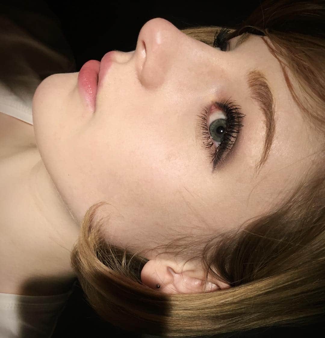 Ella Freyaのインスタグラム：「I like what this mascara is doing, holy shit 👀 #makeup #selstagram」