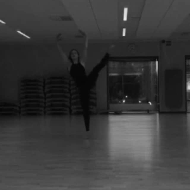 イェニー・サーリネンのインスタグラム：「Tiistaitanssit💃🏽」