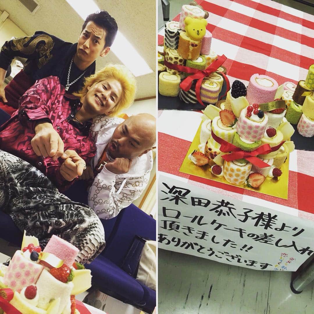 TBS1月期火曜ドラマ『ダメな私に恋してください』のインスタグラム：「チームひまわり3人が見つめる先には、可愛らしいロールケーキタワーが‼︎深田恭子さんから差し入れをいただきました！ありがとうございます！ #ダメ恋 #ダメな私に恋してください #TBS #深田恭子  #ディーンフジオカ #三浦翔平 #鈴木貴之 #石黒英雄 #クロちゃん #ロールケーキ #タワー #チームひまわり #美味しくいただきました」