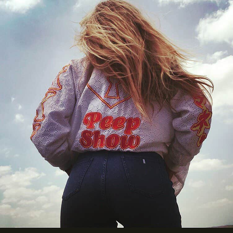 ブディストパンクのインスタグラム：「@__zee_zee__ in #buddhistpunk #peepshow」