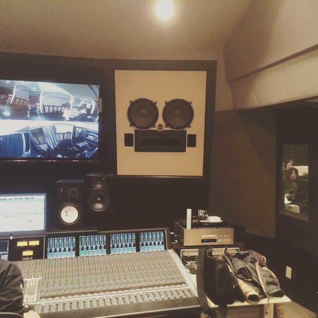 [ALEXANDROS]さんのインスタグラム写真 - ([ALEXANDROS]Instagram)「Recording on the EVE...New song is so SHOEGAZING. Pop and cool and poisonous. Im already loving it. Yoohei」12月24日 18時42分 - alexandros_official_insta