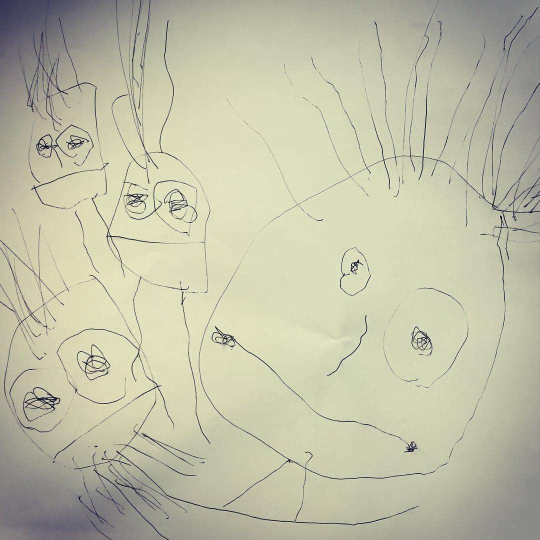 のインスタグラム：「息子が家族の絵を描いてくれました😂😂😂 #1番大きいのがママ #ヒゲがあるのがパパ #顔から足が出てる #新幹線の中」