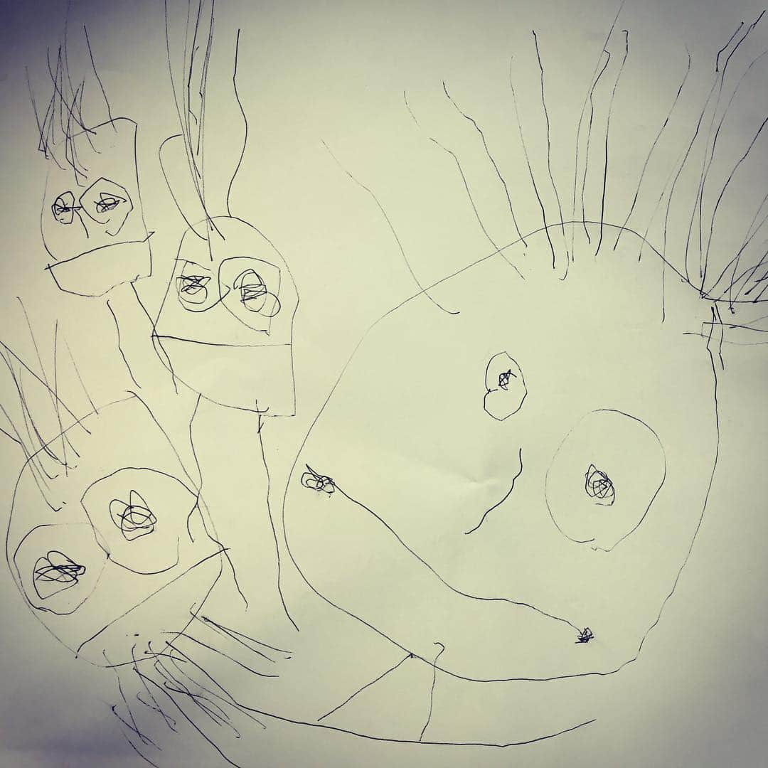 菅山かおるさんのインスタグラム写真 - (菅山かおるInstagram)「息子が家族の絵を描いてくれました😂😂😂 #1番大きいのがママ #ヒゲがあるのがパパ #顔から足が出てる #新幹線の中」12月24日 11時42分 - kaoru.sugayama