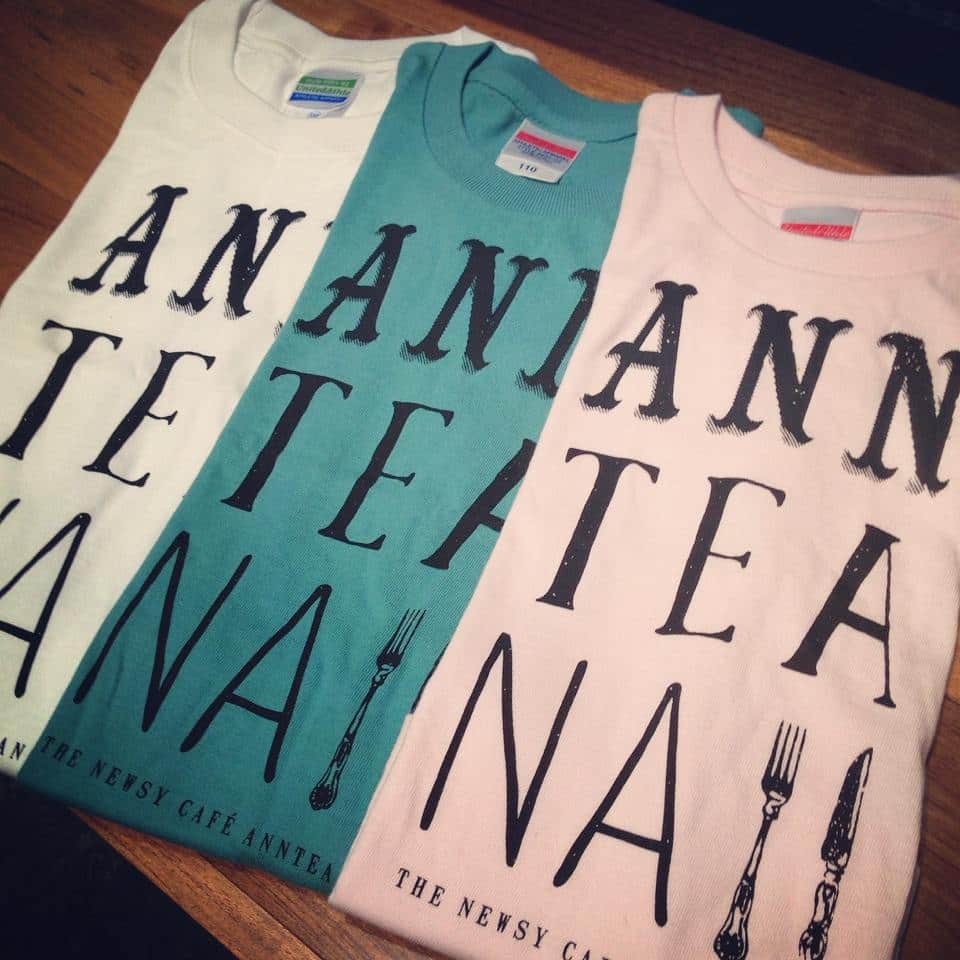 ANNTEANAのインスタグラム：「今日のグッズ紹介は、ANNTEANA Tシャツです！ ・ 写真は右からpink、green、white♪ 残り僅かですが、他にもgray、navy等もございます。 ・ キッズサイズがメインとなりますが、大人サイズのものもありますので、気になった方は是非コメントかご来店の際スタッフまで♪ ・ #ANNTEANA #代官山 #cafe #tshirt #fashion」