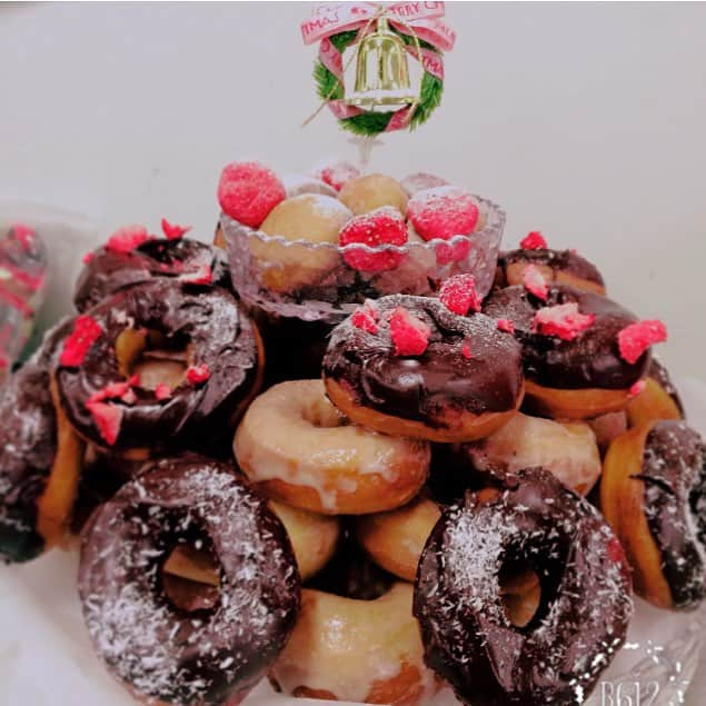 ソニン クッキングさんのインスタグラム写真 - (ソニン クッキングInstagram)「Doughnut tree!!! 🎄for the company, #TDV #DanceOfVampires  #Vegan#NoEgg#NoDairy#NorefinedSugar#HomemadeDoughnuts#VeganDoughnut#Macrobiotic#DoughnutTree #手作り#ドーナツツリー#ヴィーガン#卵不使用#乳製品不使用#精製砂糖不使用#コレステロールフリー#オーガニック #きび砂糖#グレイズ#チョコ#フリーズドライ苺#ココナッツフレーク #手作りクリスマスケーキ #SonimBaking」12月24日 20時34分 - sonim_ckbk