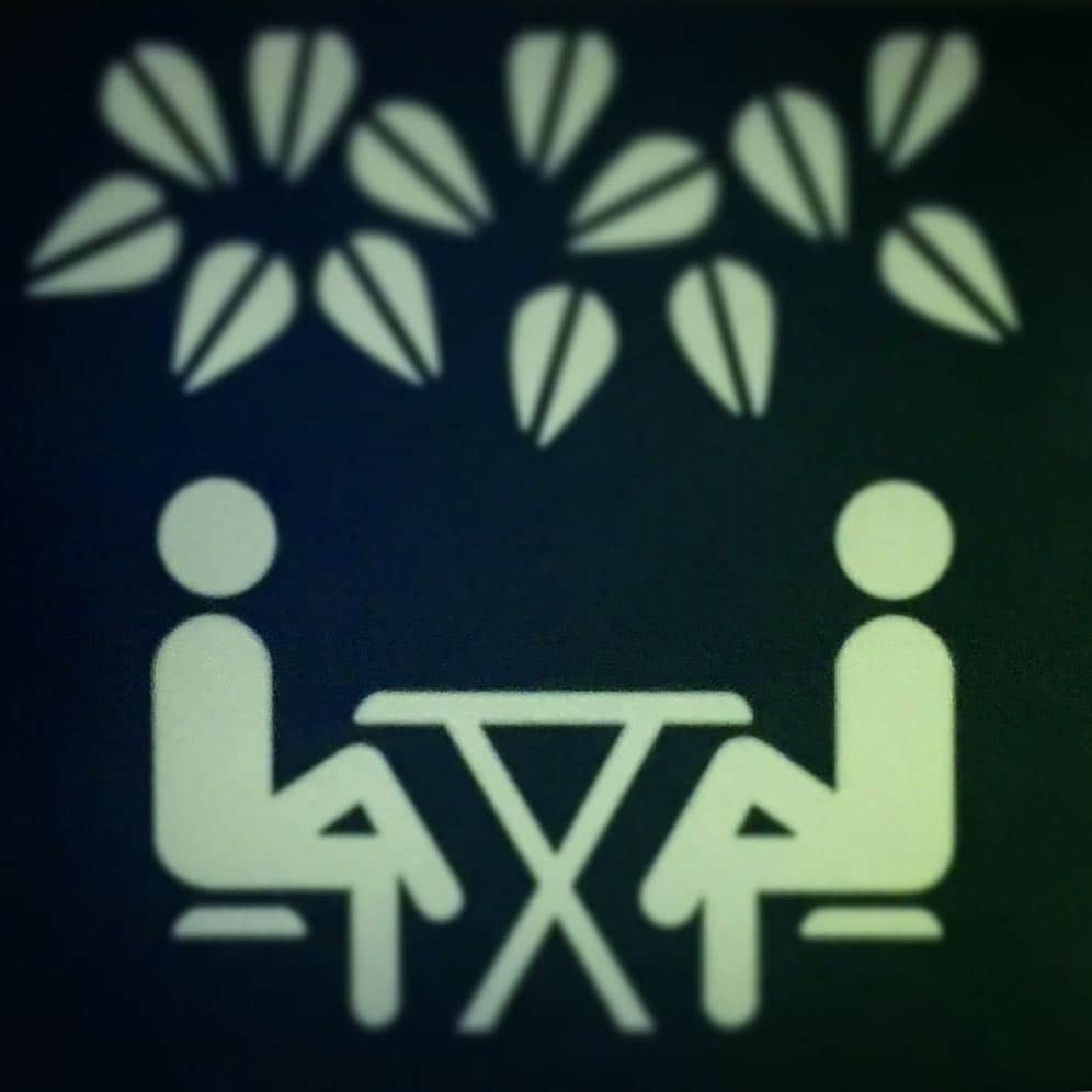 ジェイソン・リッターのインスタグラム：「Two weeks after Randy's wife Laura's funeral, Gary takes him to an outdoor cafe. Caring for Laura had been Randy's main focus for the last two years, and the last three months of her illness had been particularly brutal for the family. Gary knows there's really nothing he can say to make his oldest friend's pain go away, and they often fall into silences. Randy is simply grateful for Gary's presence, which is enough. (2012)」