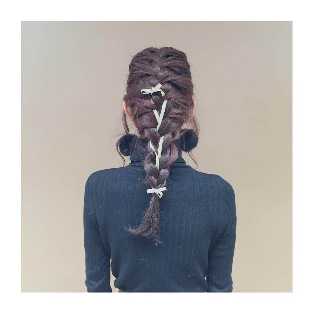 Hitoさんのインスタグラム写真 - (HitoInstagram)「@chinazunzun にヘアアレンジしてもらった💛👄💭 美容師さんみたい！すごい！ このアレンジすきです。 髪の毛のびたなあー。  #hair #hairarrange」12月25日 14時05分 - hito0806