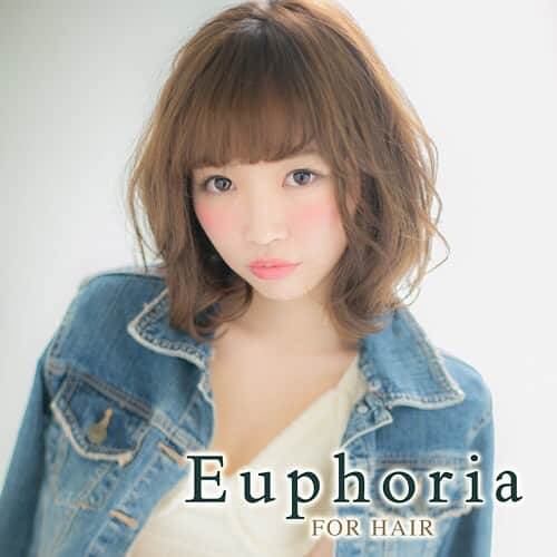 美容室、美容院 Euphoria ユーフォリアさんのインスタグラム写真 - (美容室、美容院 Euphoria ユーフォリアInstagram)「Euphoria【ユーフォリア】池袋東口駅前店 各線池袋駅前より徒歩0分 東京都豊島区南池袋1-22-2 FLCビル3F TEL:03-5979-7151 http://www.euphoria.jp/h/ 担当スタイリスト：村上　愛 トップからのふんわりカールはアンニュイ風もてミディ♪ 下ろし流しの前髪が可愛さを引き立てます。 子供っぽく、それでいてセクシーな雰囲気はゆるふわパーマだからこそ☆ ボブに飽きた方、伸ばしかけの方、雰囲気を変えたい方、是非一度ご相談下さい ませ♪ #美容室 #美容院 #ヘアサロン #hairsalon #ヘアスタイル #hairstyle #髪型 #ヘアカタログ #haircatalog #池袋美容室 #池袋美容院 #ブラウン #ベージュ #ミディアム #モテ愛され #カット #パーマ #カラー #Euphoria #ユーフォリア池袋東口駅前店 クーポンはこちら⇒http://www.euphoria.jp/h/campaign/」12月25日 9時16分 - fb_euphoria00