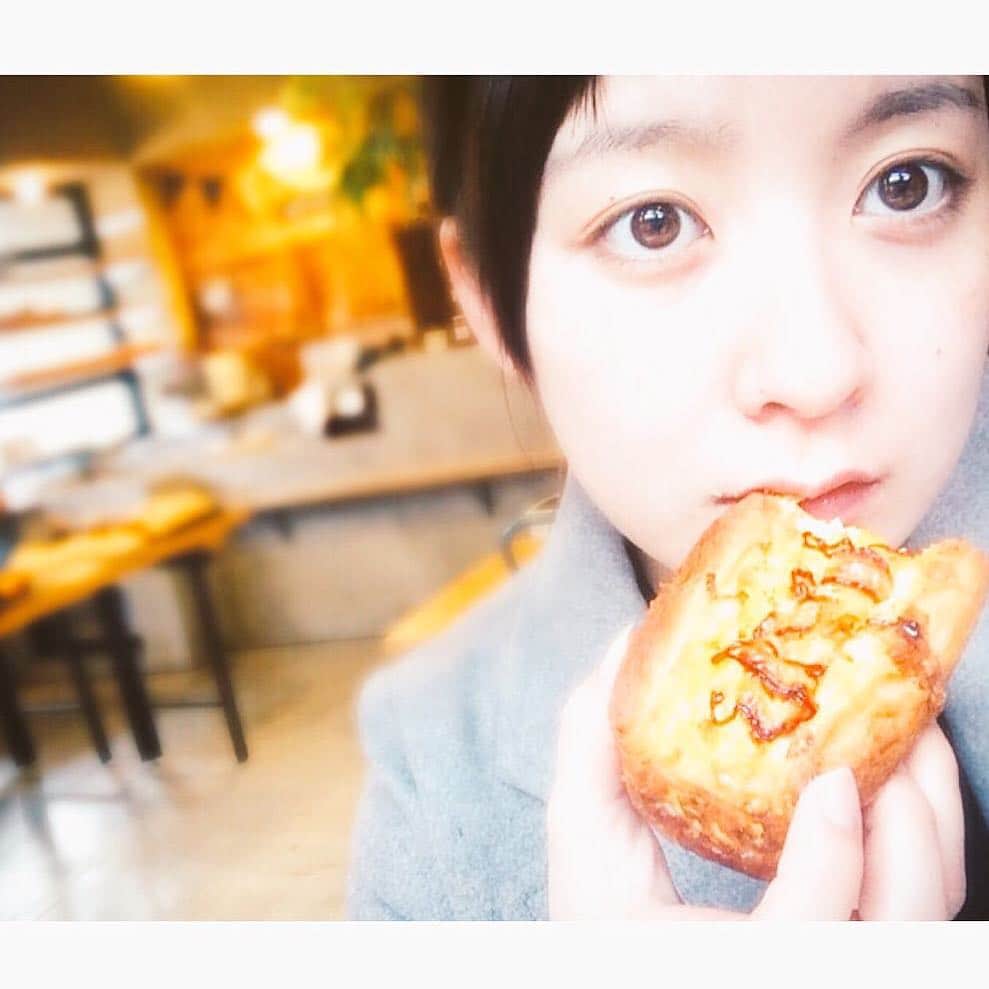 紺野栞さんのインスタグラム写真 - (紺野栞Instagram)「#すっぴん #モーニング #パン #焼きたて #もう一個 #食べよかな」12月25日 12時05分 - shiooo1023