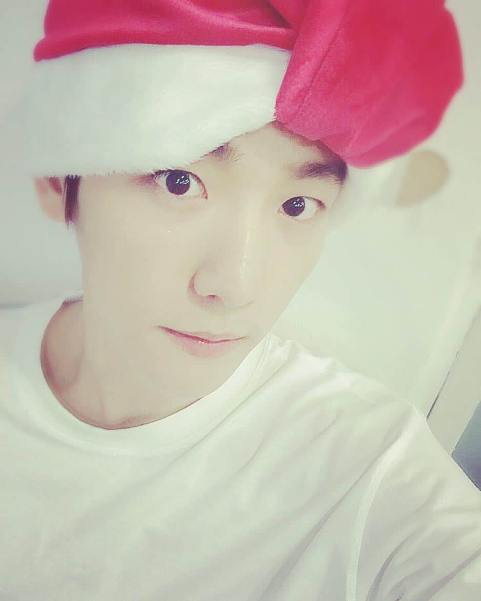 ベクヒョンさんのインスタグラム写真 - (ベクヒョンInstagram)「산타모자의변신 ! #Merrychristmas #연습중」12月25日 23時38分 - baekhyunee_exo
