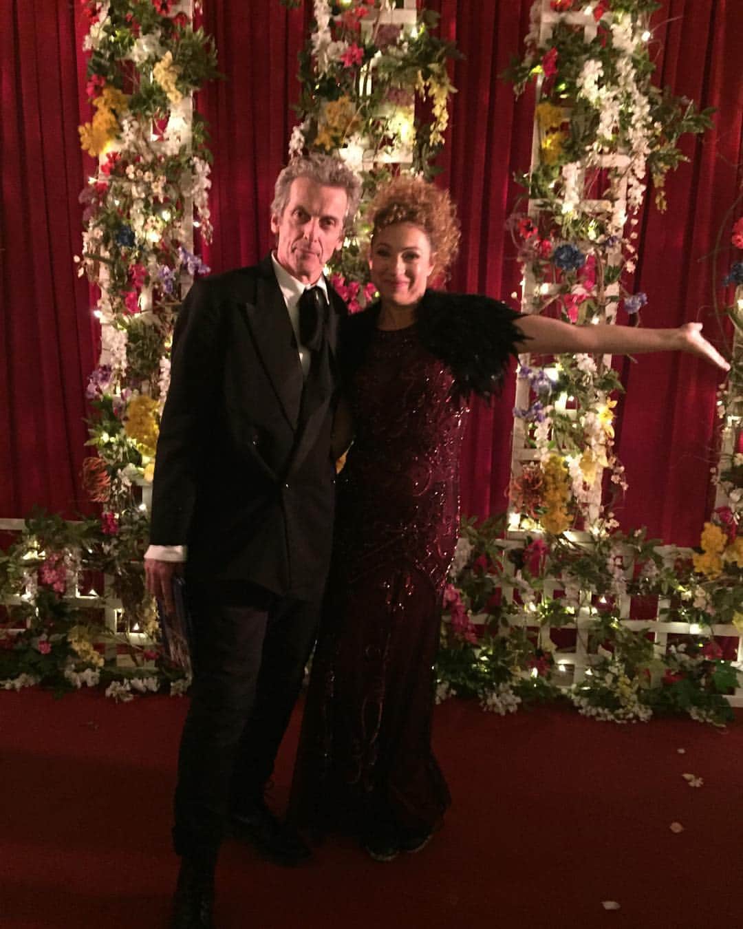 のインスタグラム：「Merry Christmas to all! Hope you enjoy the doctor who Christmas special xoxo Alex ❤️」