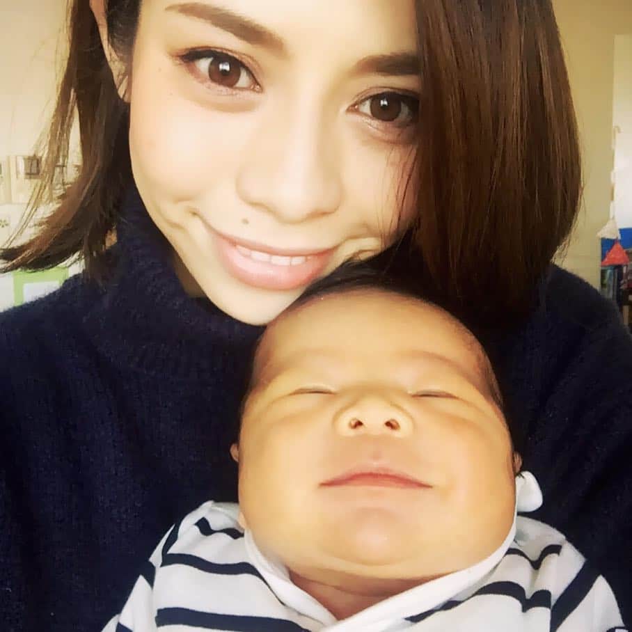 齋藤美波のインスタグラム：「✴︎ 只今授乳中...👶🏻 眠すぎて寝落ちしちゃいそうなので 無駄にインスタUPしてみる。笑 #じゃないと1秒で寝てしまう ・ 最近ね、あたしだとなかなか げっぷが出ないの😢 なのに旦那くんに代わると今の所100% 必ず出るプロ並み！！笑 ただ夜中は起こすわけにもいかないし ひたすらげっぷ出しと戦うんだけど出ず、 諦めてそのまま寝かせちゃう(￣▽￣) #悔しい 笑 夜中はげっぷ出てくれないと安心して 寝られないのよ〜殿〜(T ^ T) ・ しかし眠い😑 #ポチポチの音が子守歌に聞こえてきた ・ ・ #武玄 #殿 #新米ママ #育児ママ #新生児 #日々勉強 #baby #cute #face #sweety #love  #very #sleppy #nursing #fight #me」