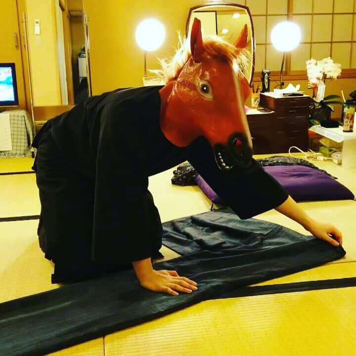 坂東亀三郎さんのインスタグラム写真 - (坂東亀三郎Instagram)「着物も畳める、ランニング馬ンですw #黒衣 #馬の被り物 #千穐楽」12月26日 16時45分 - otowayabando