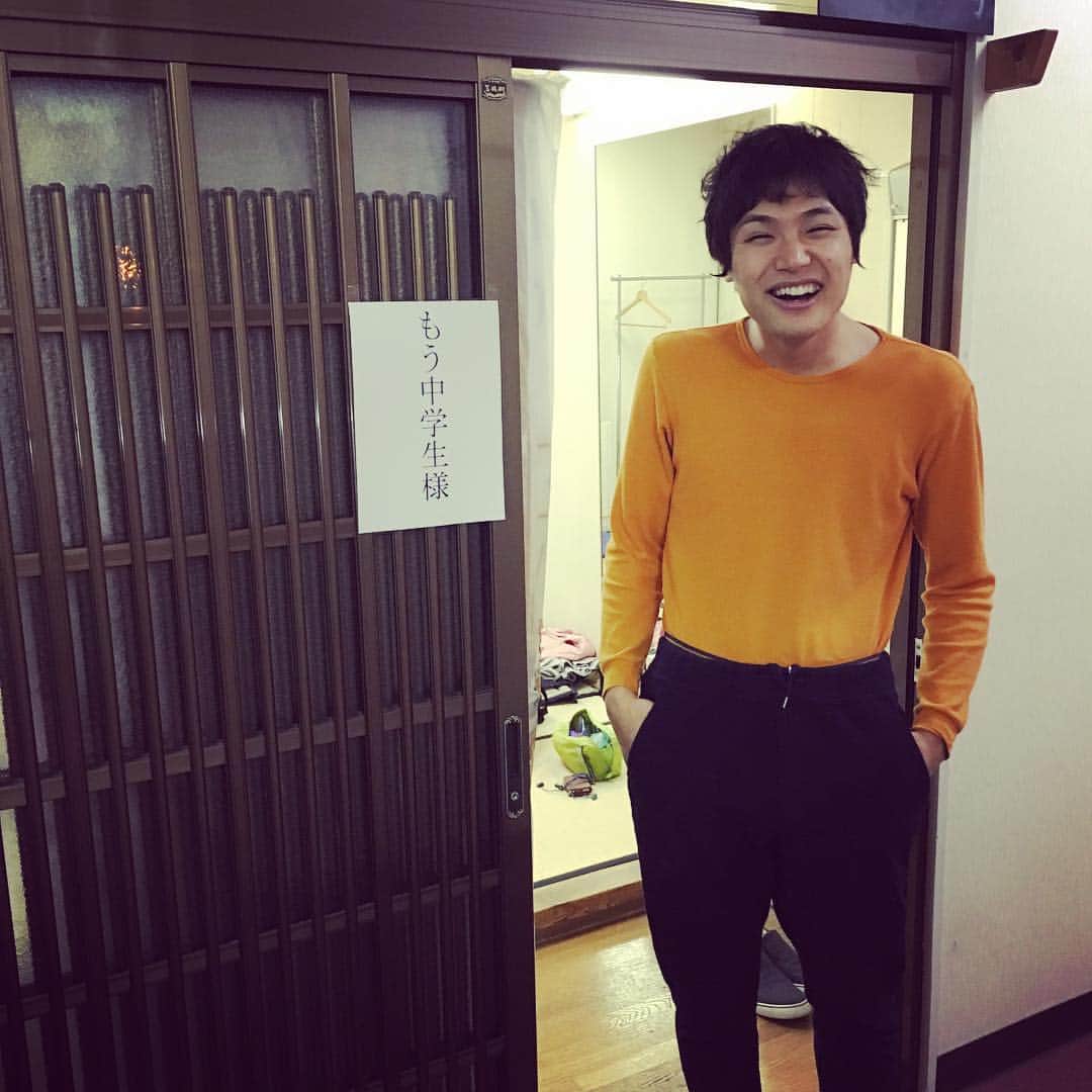 長田庄平のインスタグラム：「名古屋のステージ終わり！抽選会楽しかった〜☺︎ #名古屋 #一緒だったもう中さん #楽屋が家みたい #宅配の荷物受け取る格好 #中はダンボールいっぱい #前に置いていったダンボールを今日持って帰って今日持ってきたダンボールを次持って帰るというトリッキーな運搬してる #ひつまぶし」