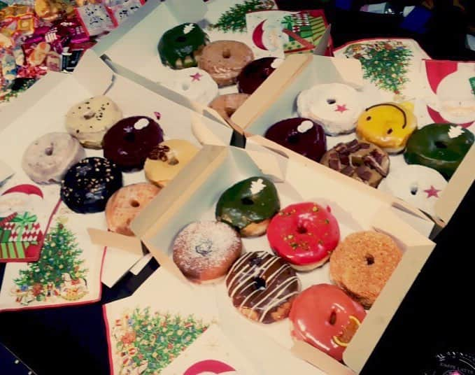 泉里香さんのインスタグラム写真 - (泉里香Instagram)「🍩💝 クリスマスは終わったけど‥ クリスマスなドーナツが可愛かった♡ #迷った結果 #選んだのはノーマル。笑 #ちなみに ベーコン乗っかったドーナツもあったの #気になるけど 食べず‥ #doughnut#ドーナツ」12月26日 15時24分 - rika_izumi_