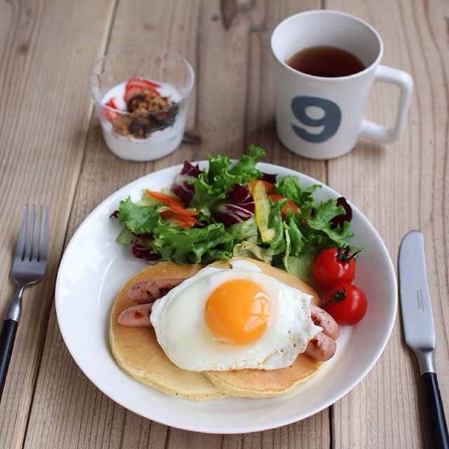kaumo_kitchenのインスタグラム：「Memu *レモン&ハーブのウインナー *目玉焼き *ご飯系のパンケーキ  Photo by@miku_colors #kaumo#カウモ #instafood#foodpics」
