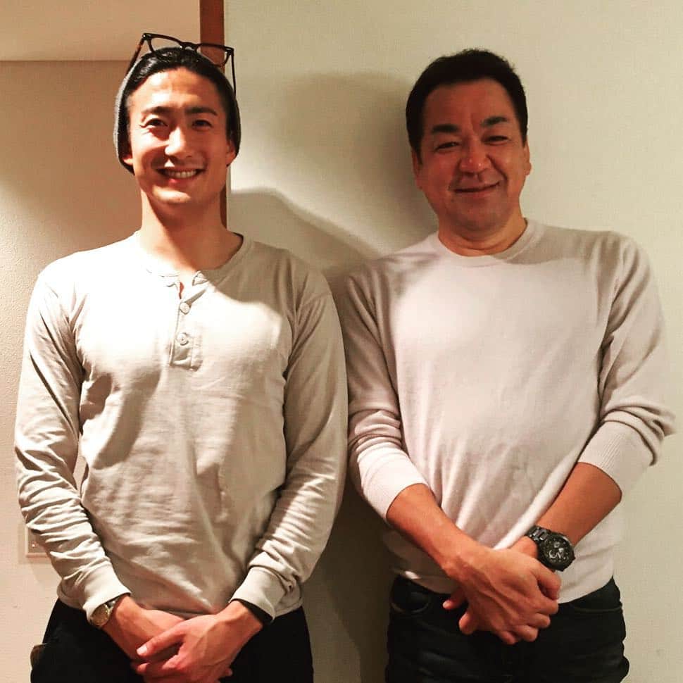 都倉賢のインスタグラム：「「ミスターパーフェクト」槙原寛己さんと！その右手を沢山触らしてもらいました^ - ^ #身長が187センチ #共に愛妻家 #ってことで #記念撮影 #小さい頃おじいちゃんから槇原さんに似てるから #槇原けんちゃん #って呼ばれてたことはナイショにしときました #マジで素敵な人 #マッキーさん」