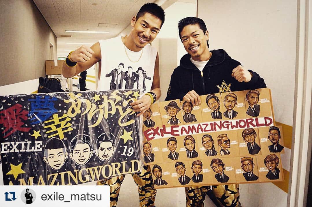似顔絵★𝗚𝗢𝗥𝗜𝗞𝗜𝗡𝗚のインスタグラム：「#Repost @exile_matsu with @repostapp. ・・・ ファンの方から 沢山のプレゼント！！ 本当にありがとうございます^ ^  #松組 @matsugumi_ldh  #EXILE #AMAZINGWORLD #めちゃくちゃ手の込んだプレゼント #嬉しいなぁ 。 。 ❤️❤️❤️❤️❤️❤️❤️❤️❤️❤️❤️❤️ きせーーーーーーーーーーーーき‼️‼️ 起きた(O_O)‼️ 先日書いた似顔絵を 友達が持ってライブへgo-go❤️ 想いを託した似顔絵ちゃん💕  沢山のプレゼントがある中から松さんが 似顔絵持ってインスタUPしてくれました。・゜・(ノД`)・゜・。 。 もう、感動しかない(O_O)🌟 。  沢山の方が、松さんが投稿してますよ‼️って教えてくれてありがとうございます💛💚💙💜 一人一人気持ち込めて書いた甲斐がありました(*^^*) 松さん、マキダイさん、ウサさん、本日ラスト。。。 すべて出し切ってきてほしいですね❤️ 陰ながら応援してます💕 この度はありがとうございました^_^‼️ 。 ❤️❤️❤️❤️❤️❤️❤️❤️❤️❤️❤️❤️❤️❤️❤️❤️❤️ 。 #似顔絵 #exiletribe#松さん#熊本#kumamoto#福岡ドーム#ヤフオクドーム#アメージングワールド#akira#matsu#ありがとう#performer#dancer#respect#LDH#gorikingの茶色い紙シリーズ」