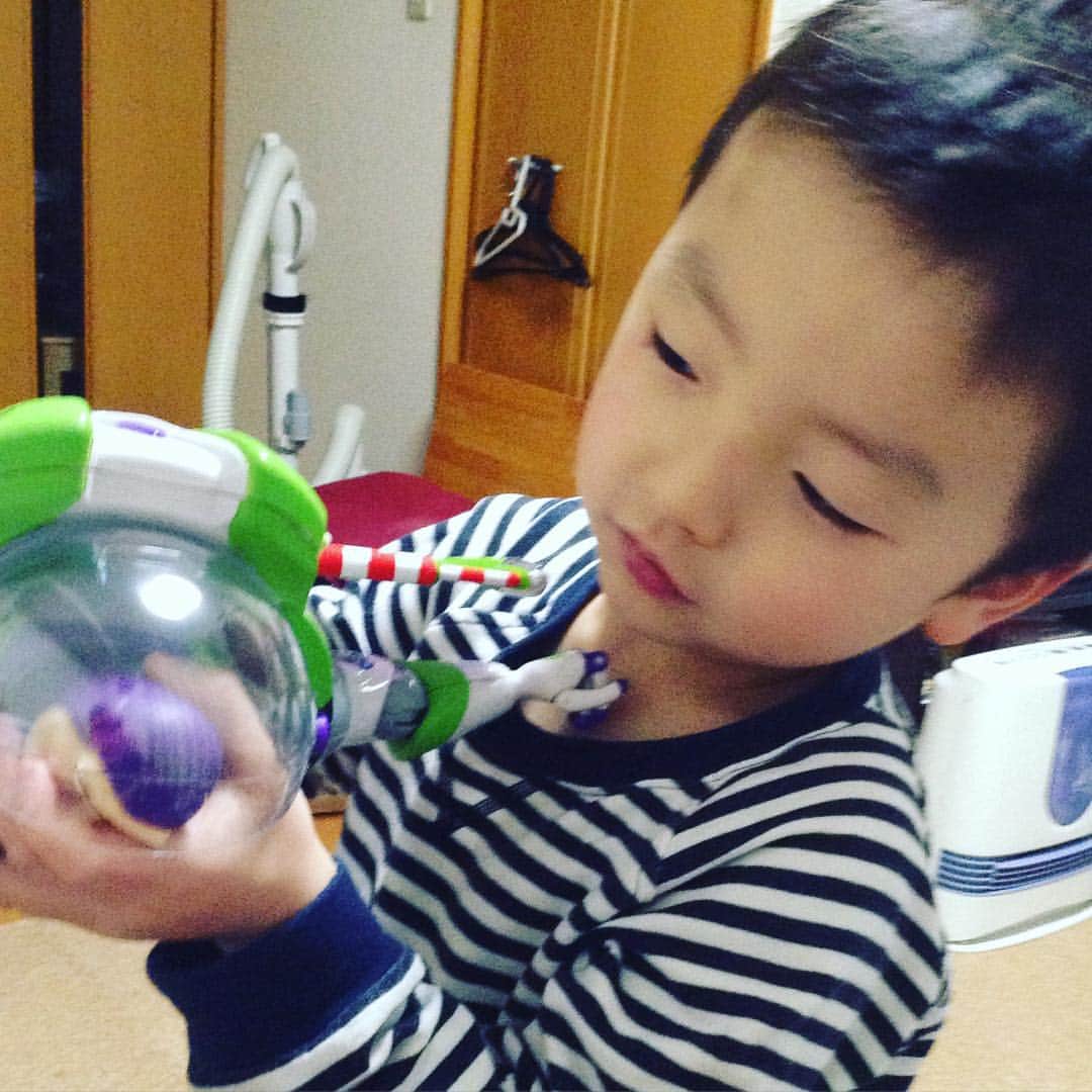 青木真也のインスタグラム：「セコンドに来たケリーにおもちゃを貰った息子。よかったね。」
