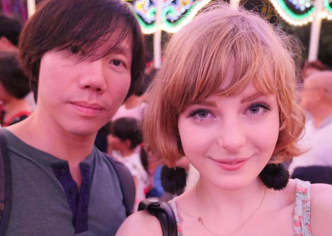のインスタグラム：「I hope everyone had a wonderful christmas this year ❤️ I'm so happy to have spend it in Singapore with @kennethetan and that we could celebrate our 1,5 year anniversary together. I'm so grateful for the opportunity to travel here, and for all the nice people I've met. Merry Christmas and a Happy New Year ✌️✌」